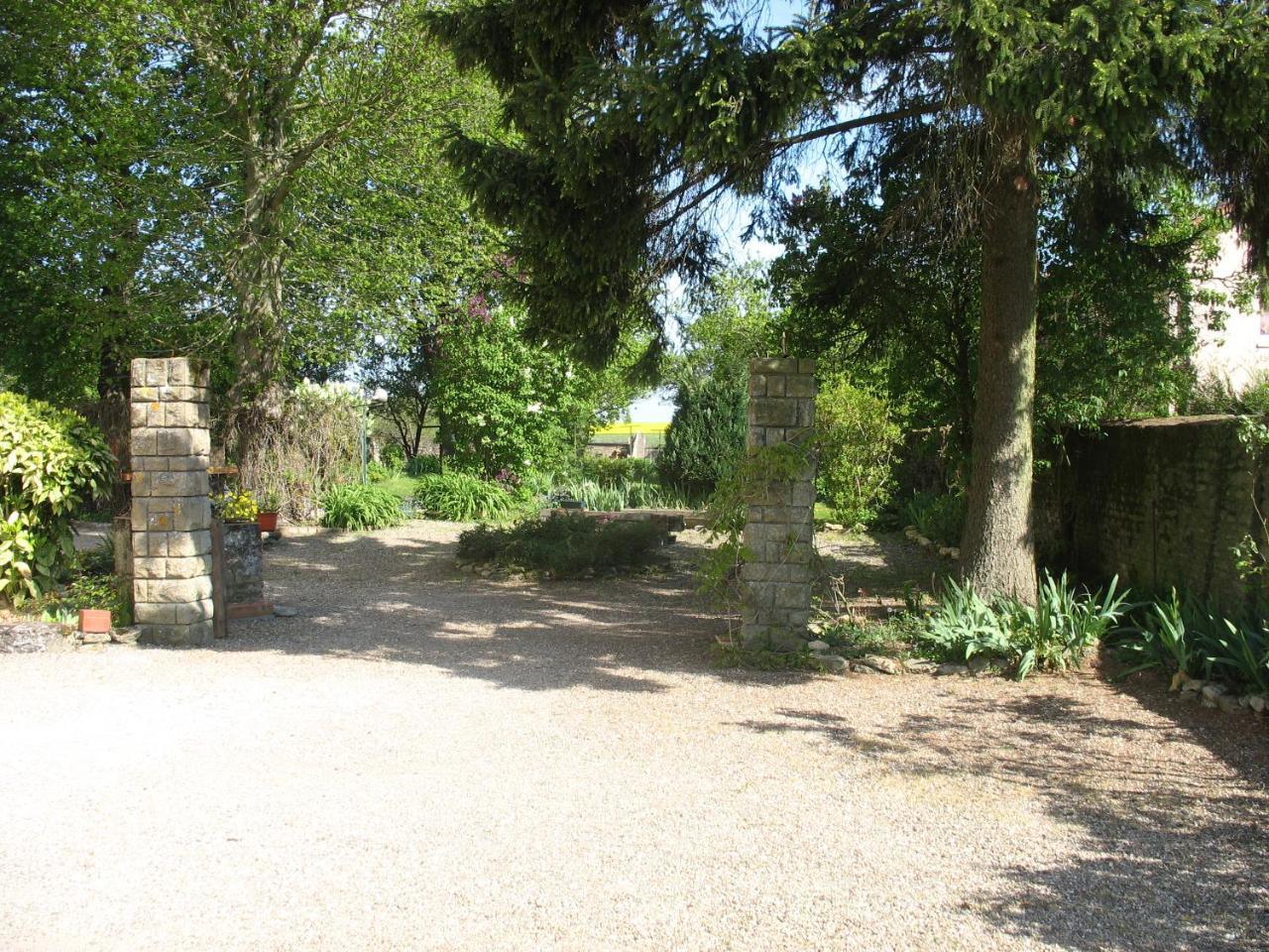 Bed and Breakfast Les Jardins De La Grange Rezonville Exterior foto