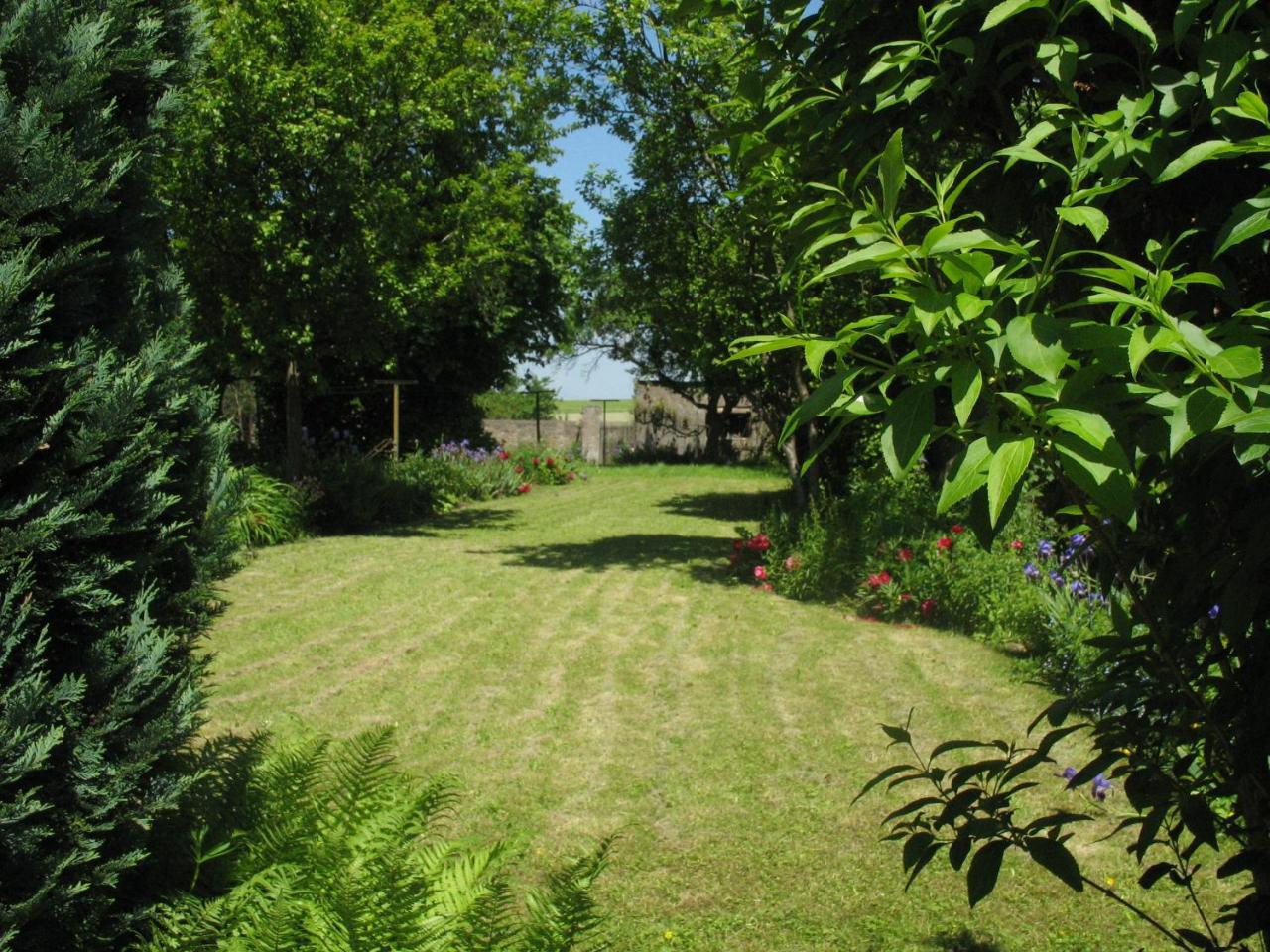 Bed and Breakfast Les Jardins De La Grange Rezonville Exterior foto